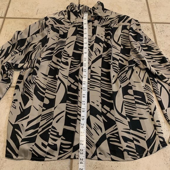 VINTAGE 80s Evan-Picone Abstract Black & Beige Button-Down Blouse Size 6 - Picture 5 of 5